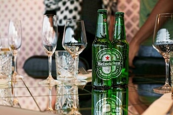 Unos amigos bebiendo vino y cerveza en una terraza (HEINEKEN)