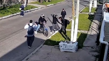 Video: motochorros robaron y golpearon a un grupo de chicos con autismo en González Catán
