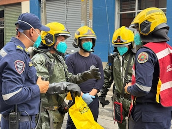 Seis trabajadores resultaron afectados por inhalación de sustancias tóxicas y recibieron atención médica inmediata en el lugar - crédito Bomberos Cali