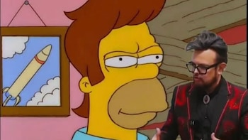 Personaje animado de Los Simpson con cabello castaño al lado de un cuadro con un cohete y el cantante Aleks Syntek con anteojos