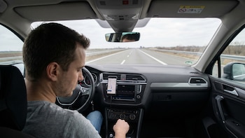 ¿Cuándo cambiar de carril?: la nueva IA de Google para autos ahora te avisa en tiempo real
