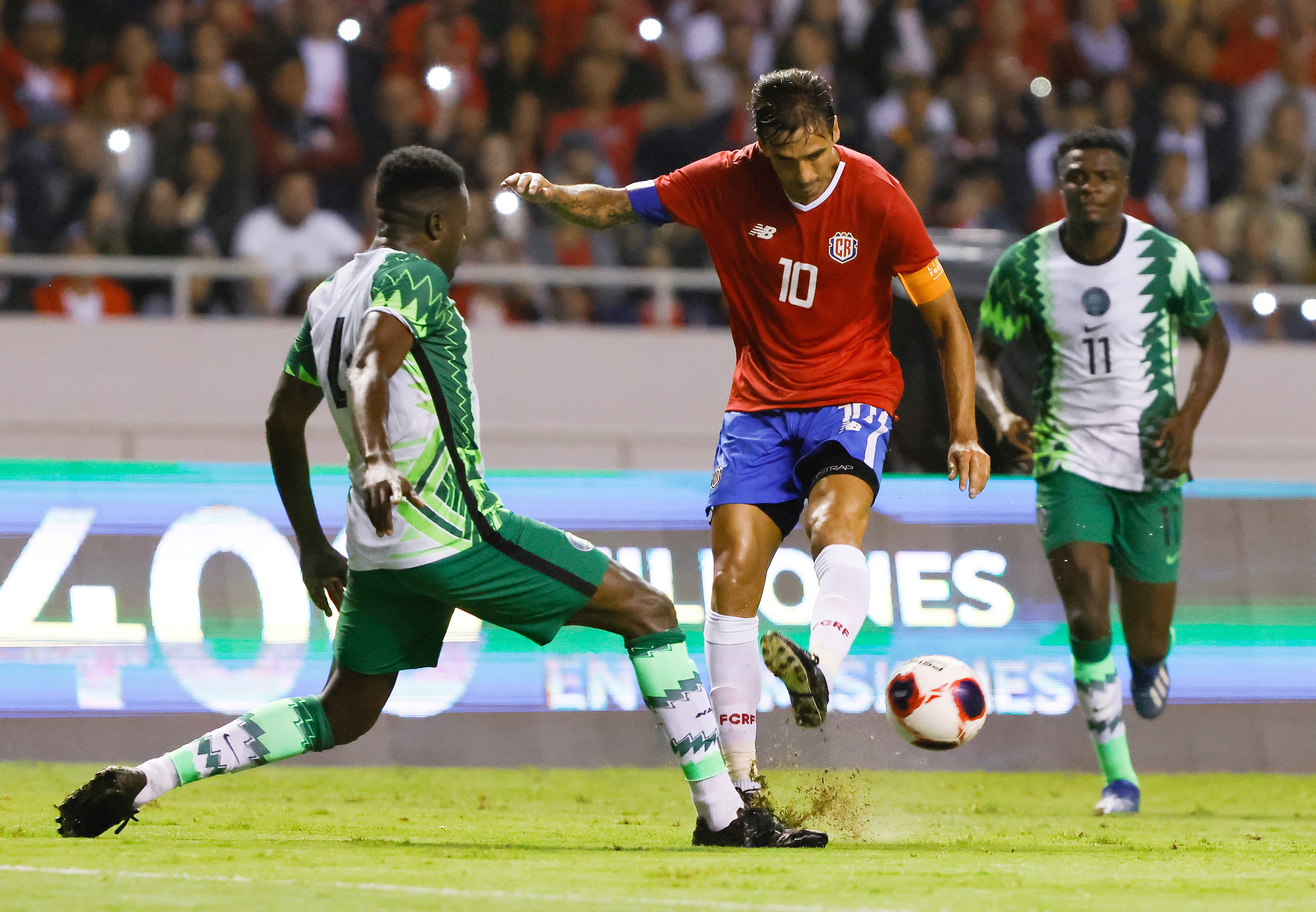 Estadio Nacional de Costa Rica, San José, Costa Rica - 9 de noviembre de 2022 Bryan Ruiz de Costa Rica en acción con Ejeh Isaiah REUTERS/Mayela López de Nigeria