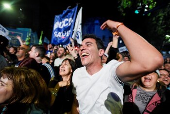 Una multitud se congregó afuera