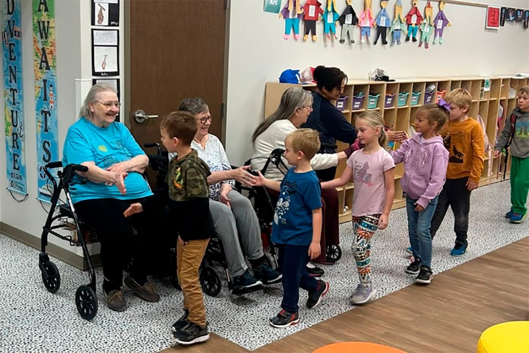 Un equipo de la Universidad Estatal de Kansas evaluó el primer año de convivencia entre adultos mayores y niños de primaria en el Centro LIFE (Universidad Estatal de Kansas)