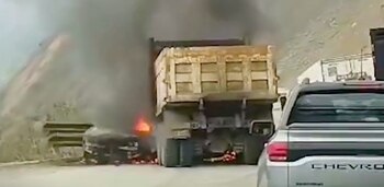 Los asaltantes quemaron una de