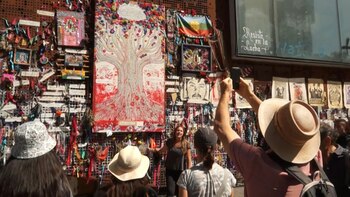 Jóvenes artistas, comunicadores y realizadores audiovisuales ofrecen un recorrido por los murales callejeros de Santiago que se han inspirado en las protestas que desde hace tres meses sacuden a Chile.