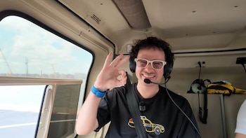 Luisito Comunica probó una plataforma de vuelos en helicóptero para mostrar cómo funciona esta opción de transporte urbano y cuánto cuesta.