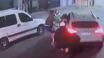 Valentín Alsina: quiso escapar de un robo y atropelló a una vecina que estaba sentada en la vereda