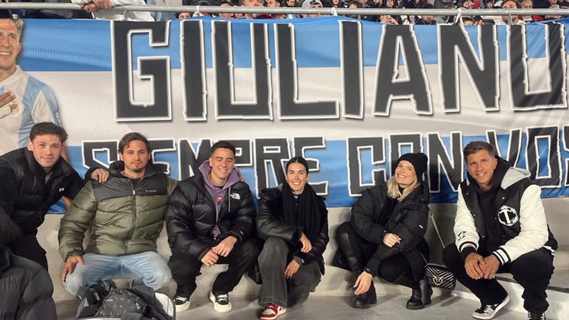 Giuliano Simeone recibió el afecto de familiares y amigos en un nuevo partido de la Selección (Instagram)