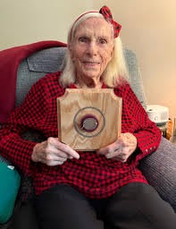 Dorothy Stewart recibió las placas de identificación militar de su hermano Bernard Parnell después de 83 años de su fallecimiento en la Segunda Guerra Mundial (Captura de video)