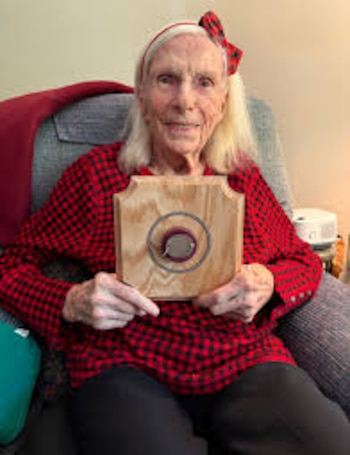 Dorothy Stewart recibió las placas de identificación militar de su hermano Bernard Parnell después de 83 años de su fallecimiento en la Segunda Guerra Mundial (Captura de video)