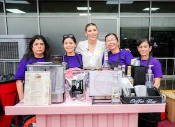 Los programas Mujeres al Volante y Expo Emprende Violeta forman parte de las estrategias del gobierno de Baja California para impulsar la autonomía económica de las mujeres mediante capacitación laboral, oportunidades de emprendimiento y espacios para comercializar sus productos