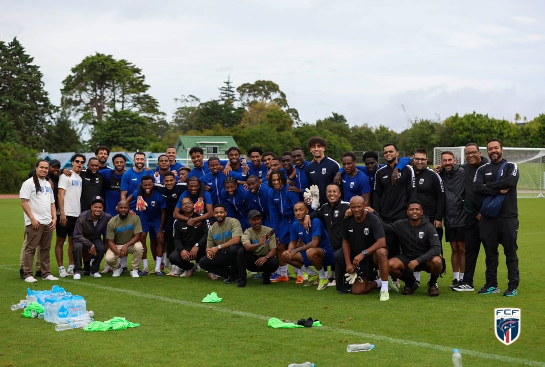 La selección nacional de fútbol de Cabo Verde posa para una foto grupal en el campo de entrenamiento antes de su partido amistoso contra Chile.