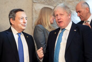 Mario Draghi en Italia y Boris Johnson en Gran Bretaña adoptaron medidas como la renta inesperada para las empresas energéticas. REUTERS/Wolfgang Rattay