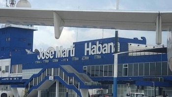 El aeropuerto José Martí acumula su tercer cierre nocturno en una semana mientras la escasez de Jet A-1 se extiende a diez terminales cubanas