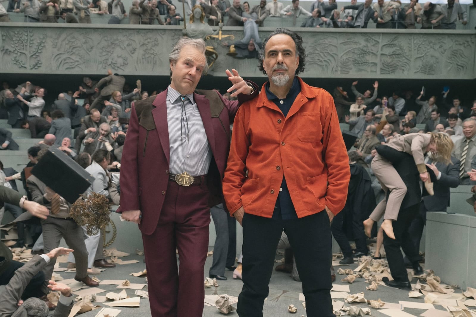 El cineasta Alejandro González Iñárritu y el actor Tom Cruise posan en el escenario de producción de la película Digger.