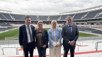 AMP. La ministra Milagros Tolón visita en Buenos Aires el estadio Monumental y la Bombonera
