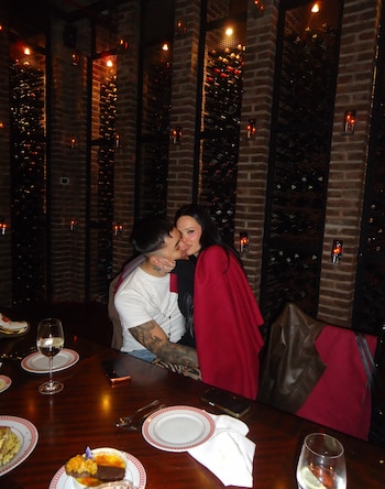 La Joaqui y Tiago PZK, en un restaurante iluminado con luces rojas