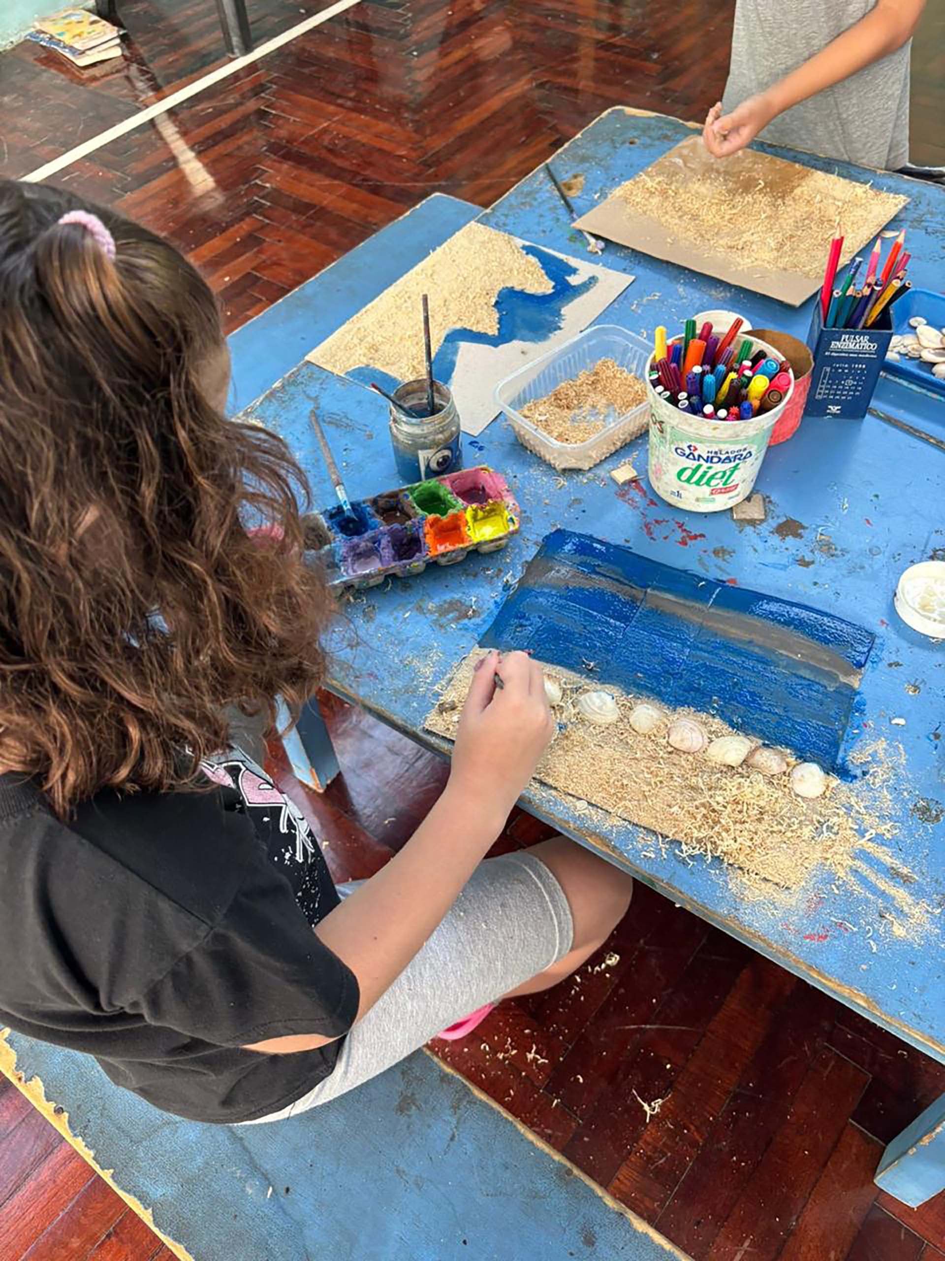 Las profesoras actuales, ex alumnas del taller, continúan promoviendo la conexión manual y la experimentación artística en la comunidad de Villa del Parque.