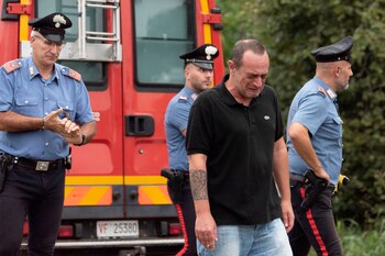 Un hombre sin identificar llora