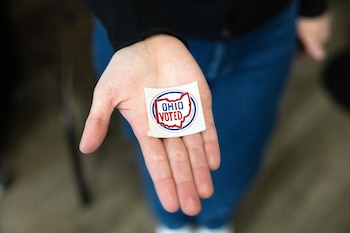 Un trabajador electoral sostiene una