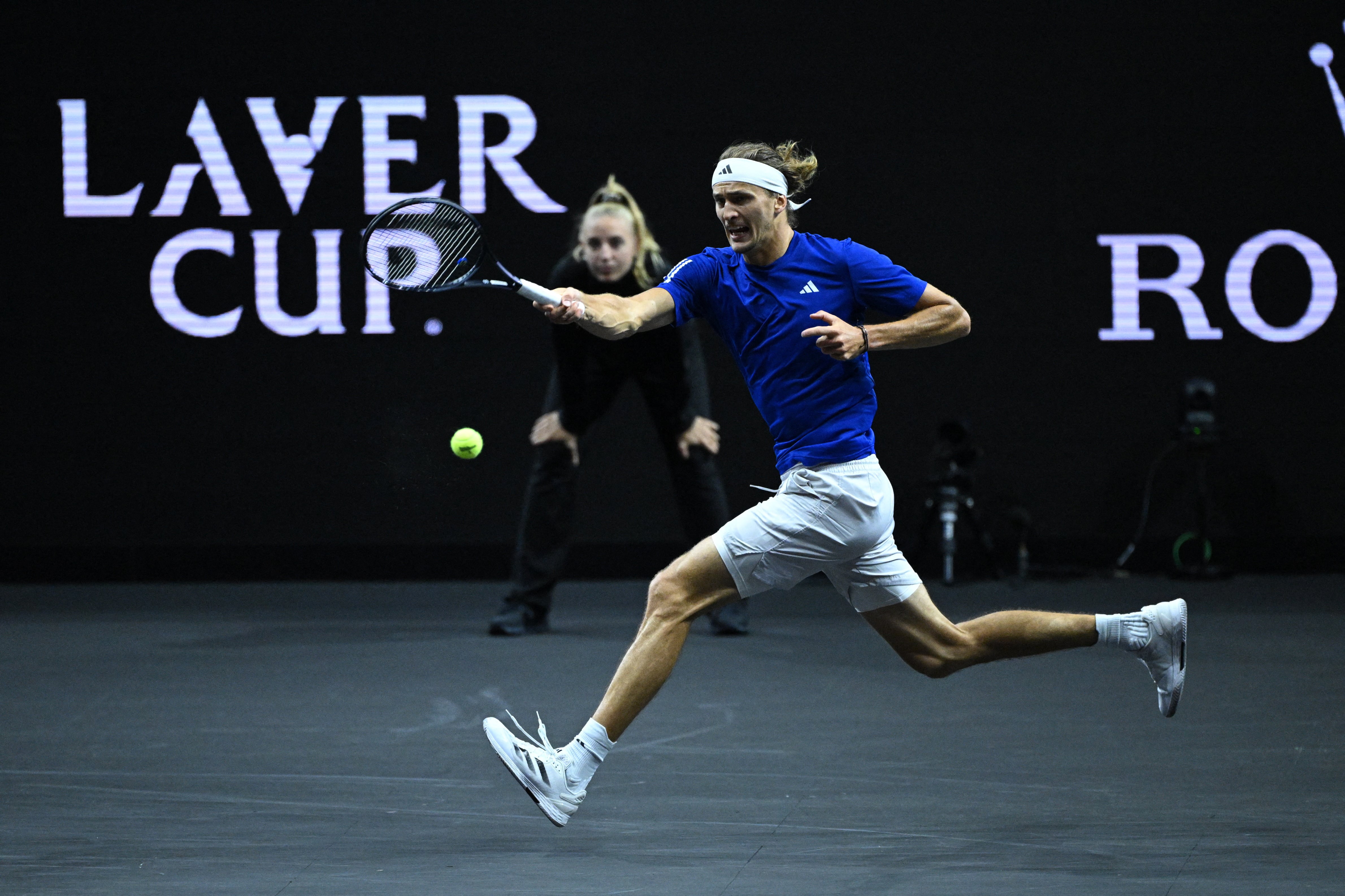 El negro en las canchas se consolida como sello distintivo de la Laver Cup, facilitando la identificación del torneo entre espectadores (REUTERS/Annegret Hilse)