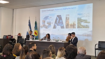 Uno de los conceptos que atravesó las exposiciones fue que el comercio exterior no comienza cuando una mercadería llega al puerto (Foto: UPE)