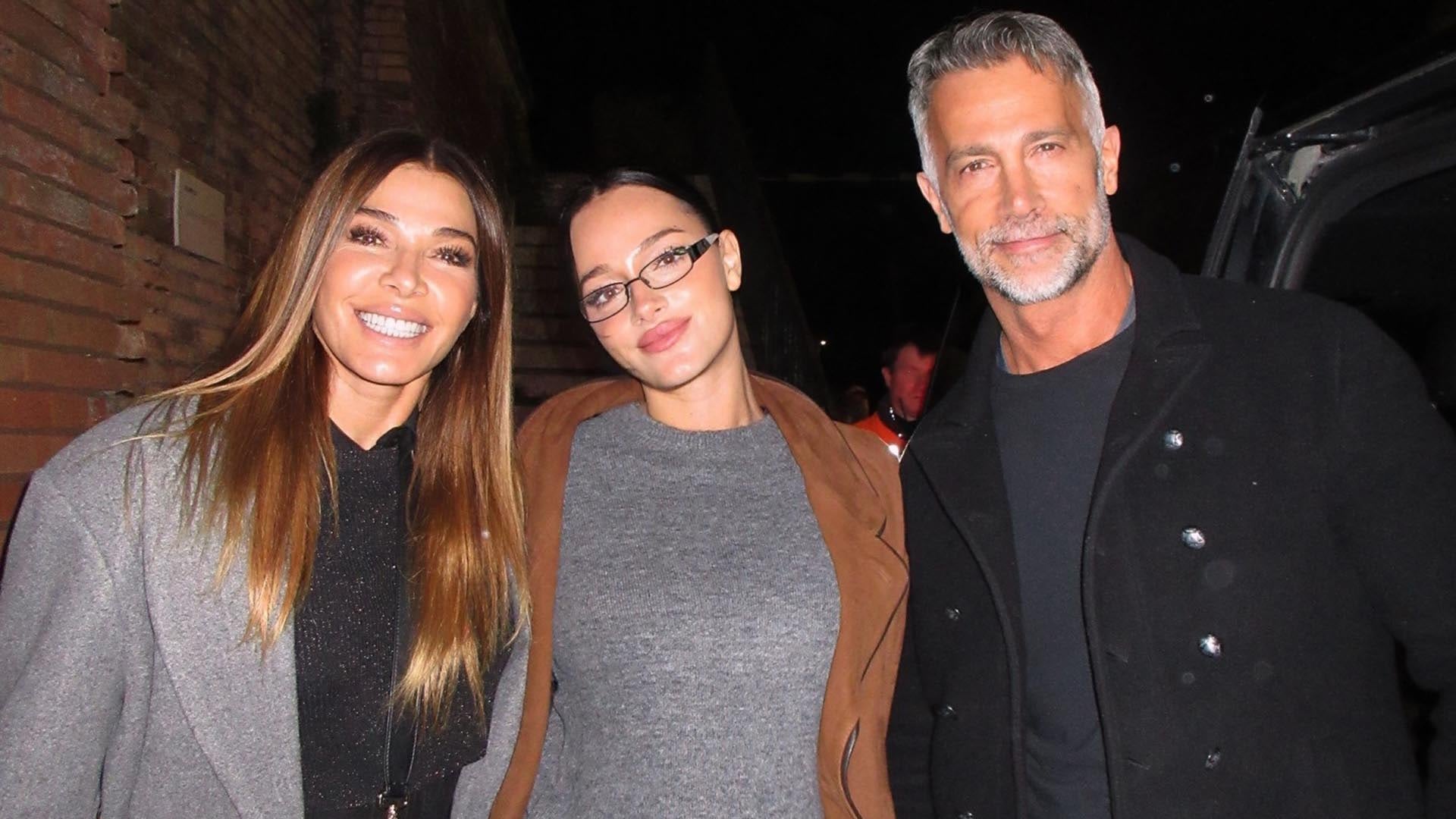 Catherine Fulop, su hija Oriana Sabatini y su esposo Ova Sabatini posan sonrientes, celebrando el reciente mensaje de la actriz como abuela