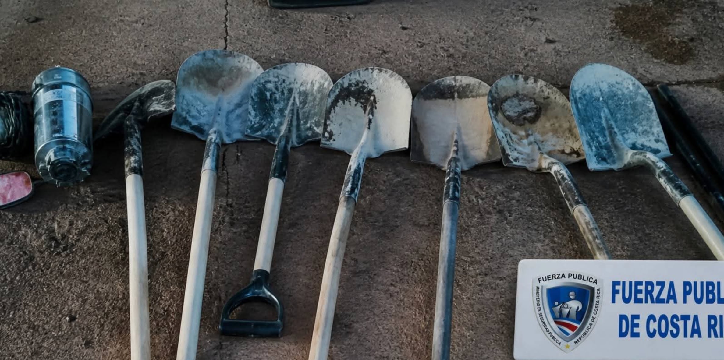 Entre lo decomisado destacan herramientas como palas, rotamartillos y maquinaria utilizada para la minería clandestina. Cortesía: Ministerio de Seguridad Pública