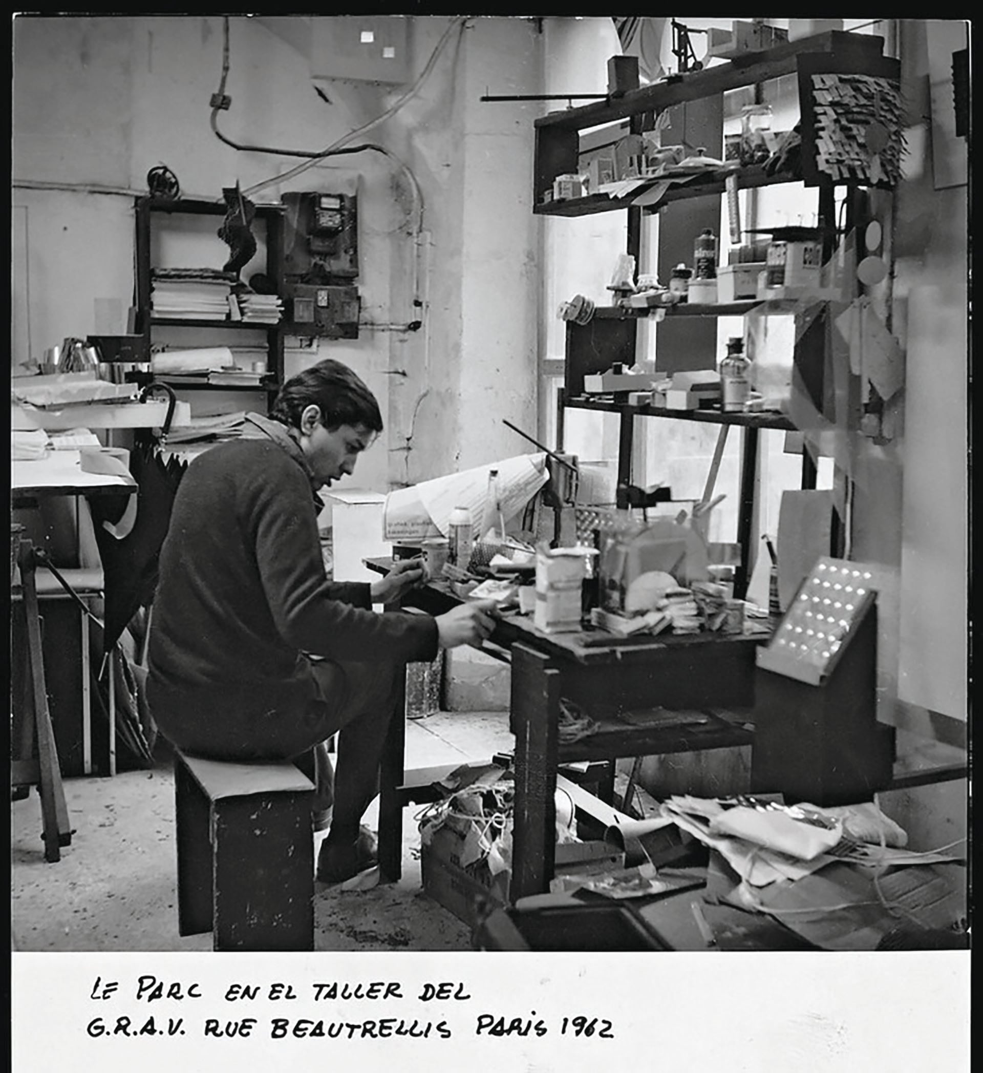 Le Parc trabaja concentrado en su taller de Rue Beautrellis, París, en 1962