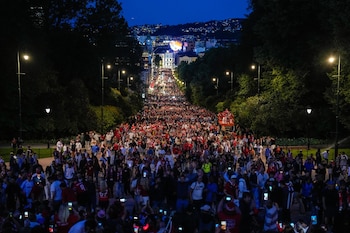 Cerca de 100.000 personas se congregaron en el centro de Oslo (AP)