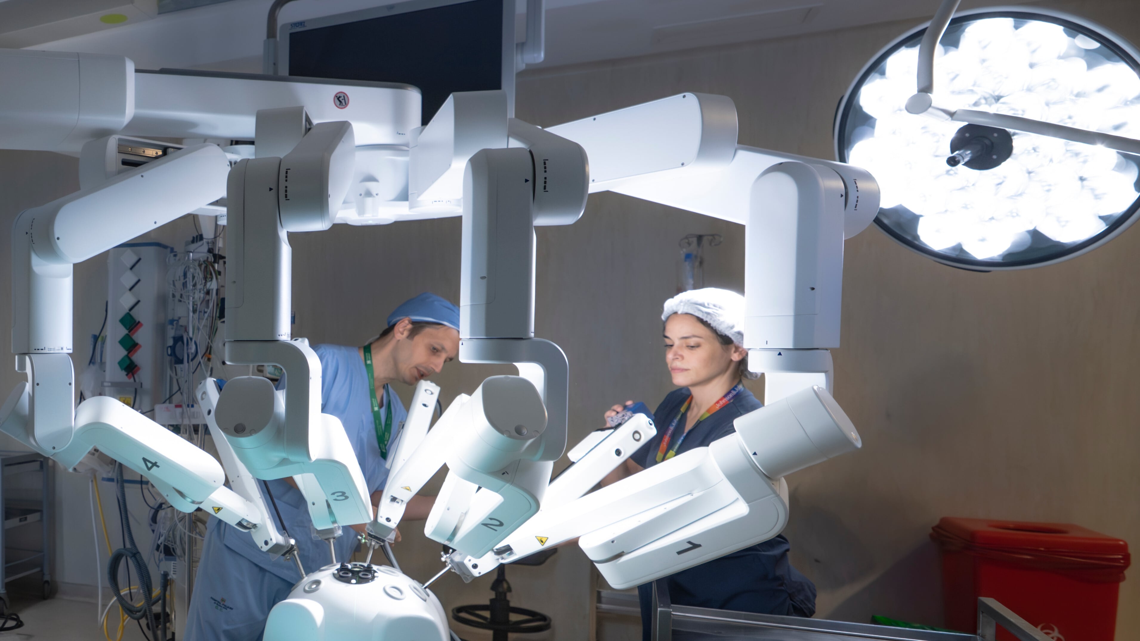 En la cirugía robótica, el cirujano controla desde una consola los brazos robóticos, que aportan visión tridimensional de alta definición e instrumentos articulados (Hospital Italiano)