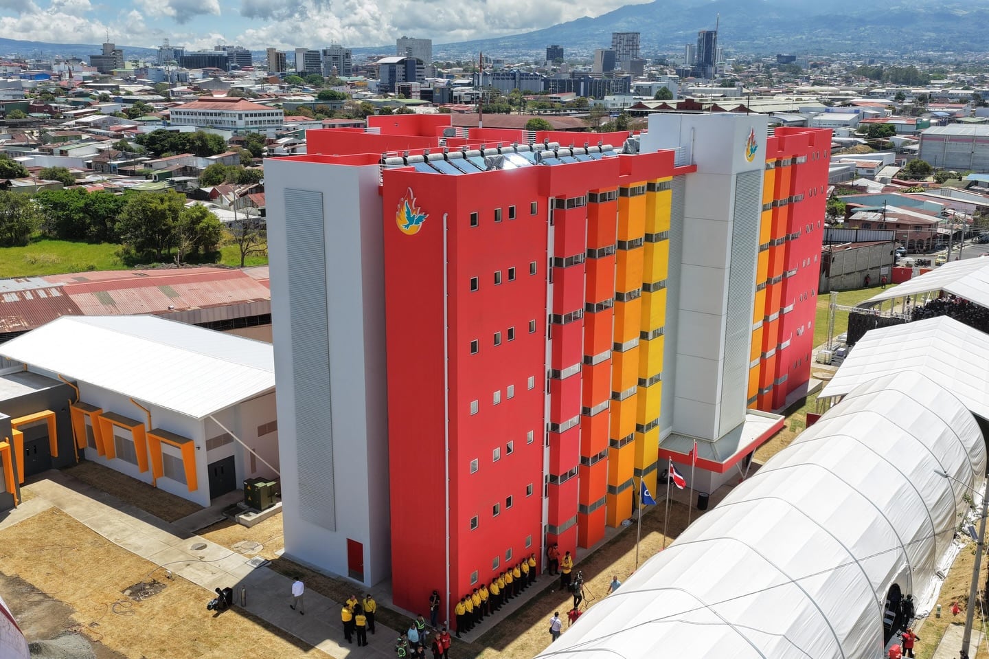 La primera torre de Torres Espíritu Santo en el sur de Costa Rica otorga vivienda y opciones de futuro a 372 jóvenes en alto riesgo social. (Cortesía: Presidencia de la República)