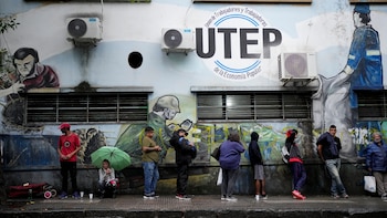 Los movimientos sociales denuncian que por falta de alimentos cierran comedores. Desde el Gobierno afirman que se asiste a los espacios que están inscriptos (AP)