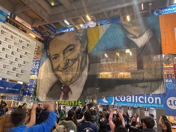 Una bandera de Néstor Kirchner