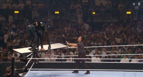 El público estalló cuando Raquel aplicó una brutal powerbomb a Rhea Ripley sobre una mesa en la barricada, en uno de los momentos más espectaculares de la noche. (Captura de pantalla)