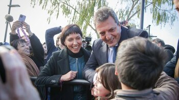 Mayra Mendoza con el ministro