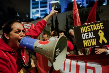 Una mujer utiliza un megáfono durante una protesta llevada a cabo por familiares de rehenes y simpatizantes para pedir la liberación de los rehenes secuestrados en el mortal ataque del 7 de octubre por el grupo terrorista palestino Hamas, en Tel Aviv, Israel, 1 de febrero de 2024. REUTERS/Susana Vera