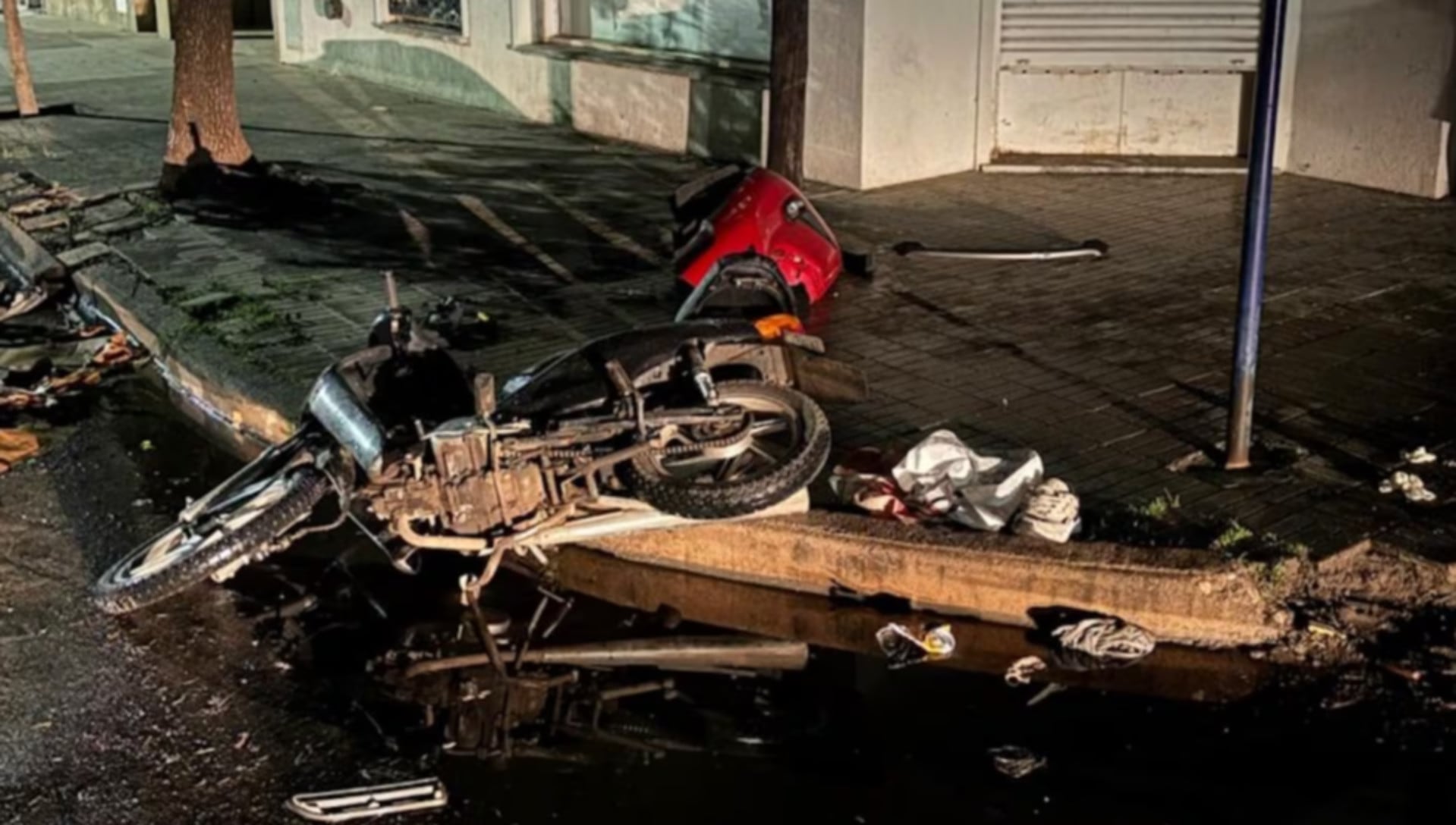 La moto caída de la víctima tras el choque con una camioneta en la calle Alberdi y La Rioja de la localidad cordobesa de Villa María (El Doce.tv)
