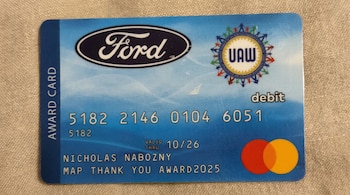 Una tarjeta de débito azul de Ford, UAW y Mastercard con el nombre Nicholas Nabozny, números de tarjeta, fecha de vencimiento y texto 'AWARD CARD'.
