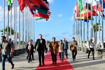 El magnate Elon Musk es recibido a su llegada este domingo a la turística isla indonesia de Bali para participar en el lanzamiento del servicio de internet por satélite Starlink (EFE/ Ministerio de Inversión y Asuntos Marítimos de Indonesia)