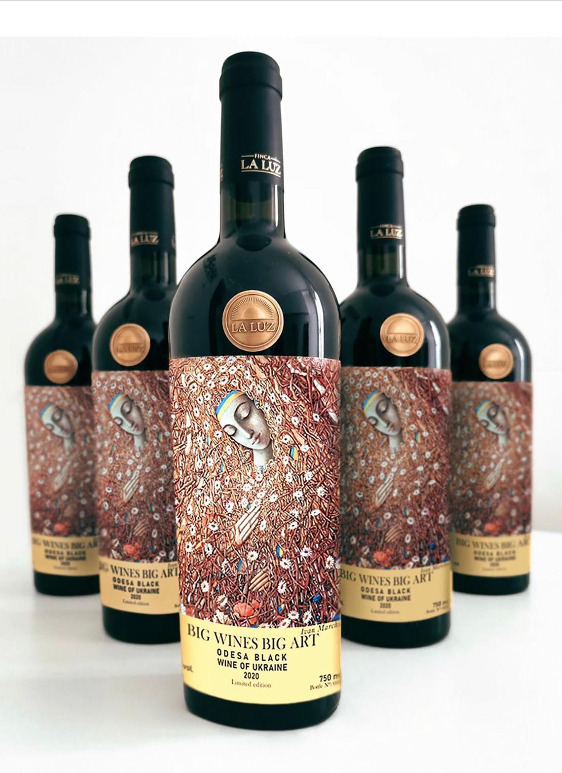 En la etiqueta de su vino producido en Odesa, reproduce un cuadro de Iván Marchuk, un galardonado pintor ucraniano