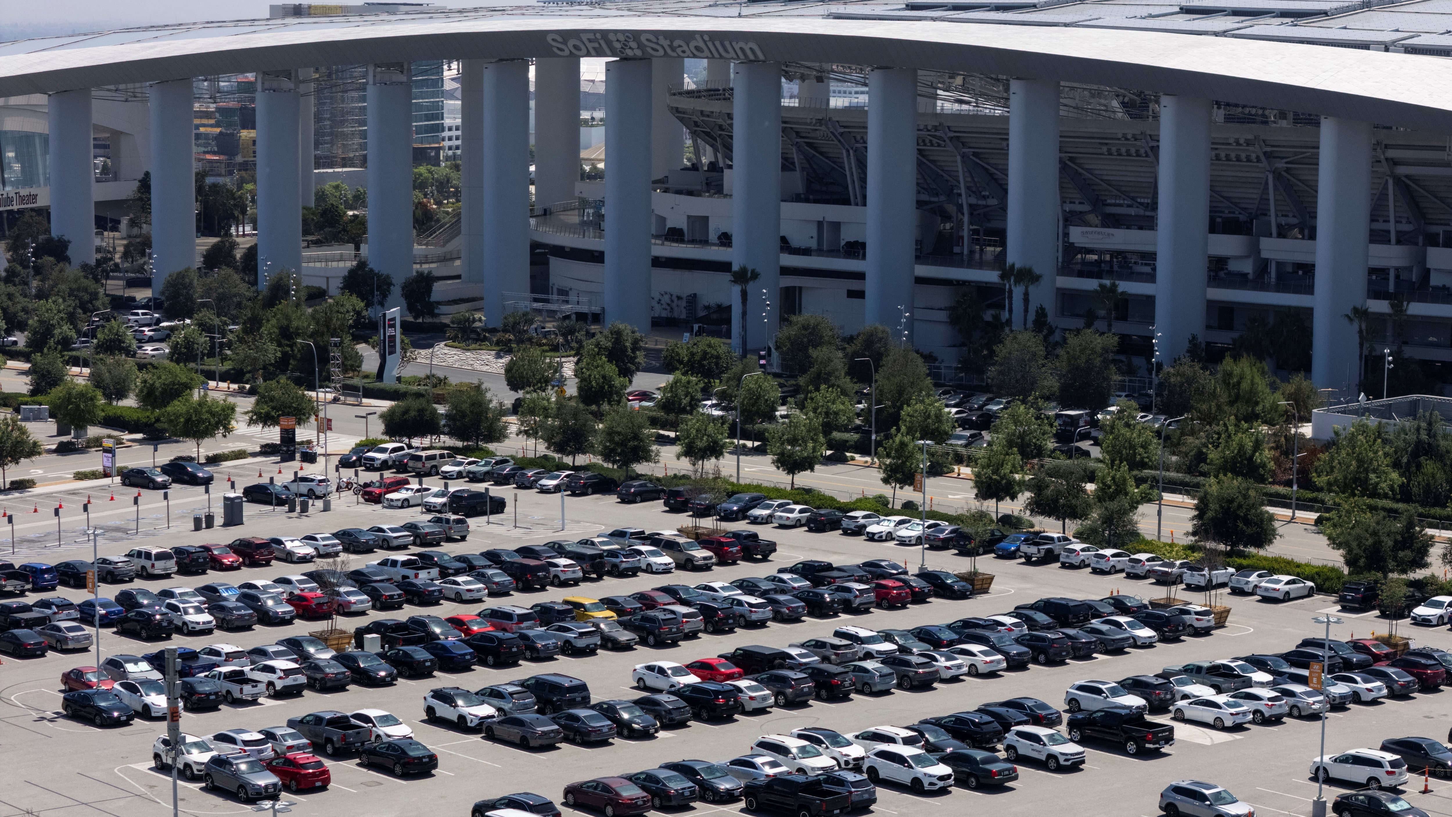 Los altos costos de estacionamiento de hasta 300 dólares en SoFi Stadium empujaron a muchos visitantes del Mundial 2026 hacia el transporte público (REUTERS/Daniel Cole)