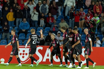 El jugador del Benfica Gianluca Prestianni (3-I) celebra un gol ante el Santa Clara en Ponta Delgada, Azores, Portugal. EFE/EPA/EDUARDO COSTA