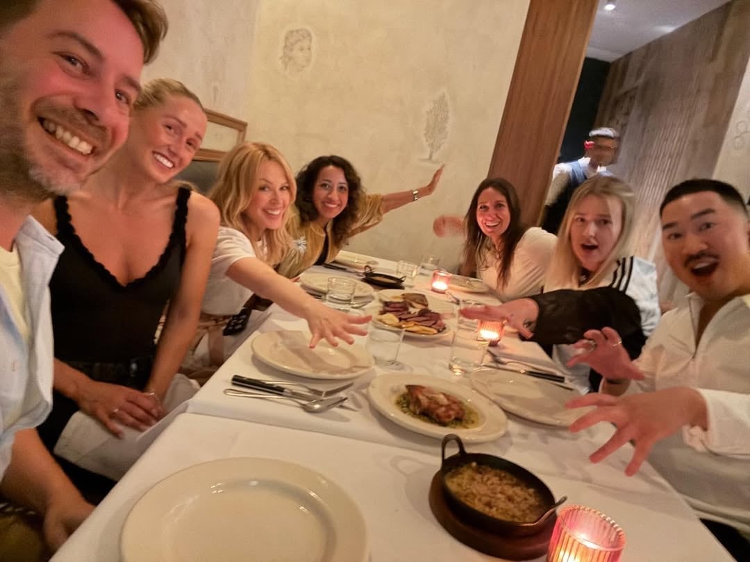 La diva australiana acompañada por su equipo en Trocca, el local que tiene el chef en Villa Pueyrredón