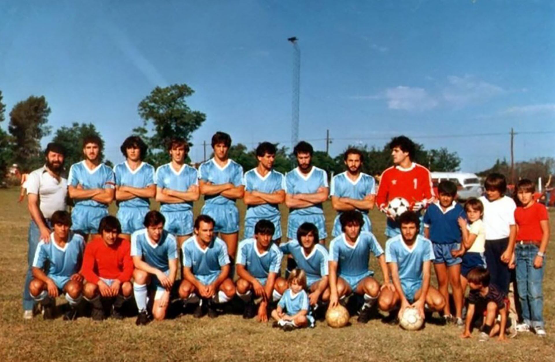 El historiador y ex DT del Hughes Fútbol Club revive los años en que el fútbol fue refugio frente al miedo y la censura.