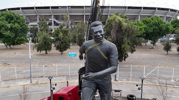 Pelé, inmortalizado en Guadalajara: así es la estatua levantada en el Estadio Jalisco en vísperas al Mundial 2026