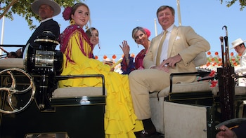 Los reyes de Holanda y sus hijas en la Feria de Sevilla en el año 2019. (23/Lagencia Grosby)