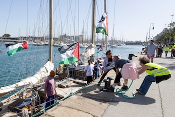 Uno de los barcos de la Global Sumud Flotilla, anclados en el Moll d'Espanya del Port de Barcelona (EFE / Marta Pérez)