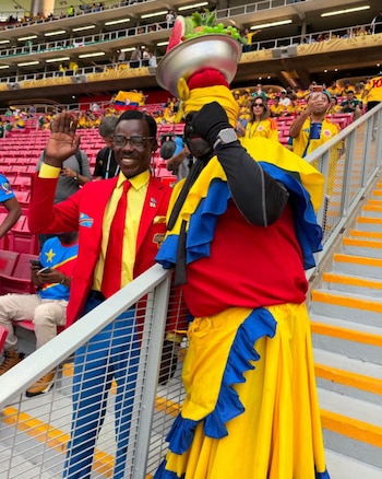 El hincha que iba vestido de palenquera y con un "black face" fue criticado por los internautas, aunque Lumumba Vea le envió un mensaje de cariño - crédito @Jpr_39 / X